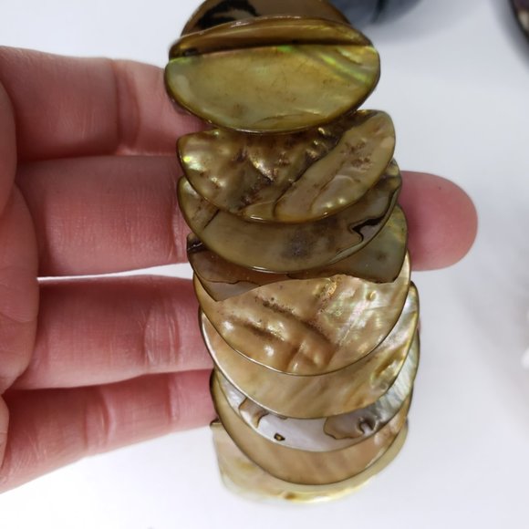 4 Assorted Shell and Similar Beaded Bracelets - Picture 6 of 10